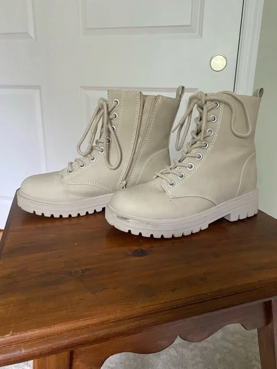Women’s Chunky Lace-Up Combat Boots - Beige Size 8.5 - Picture 5 of 9